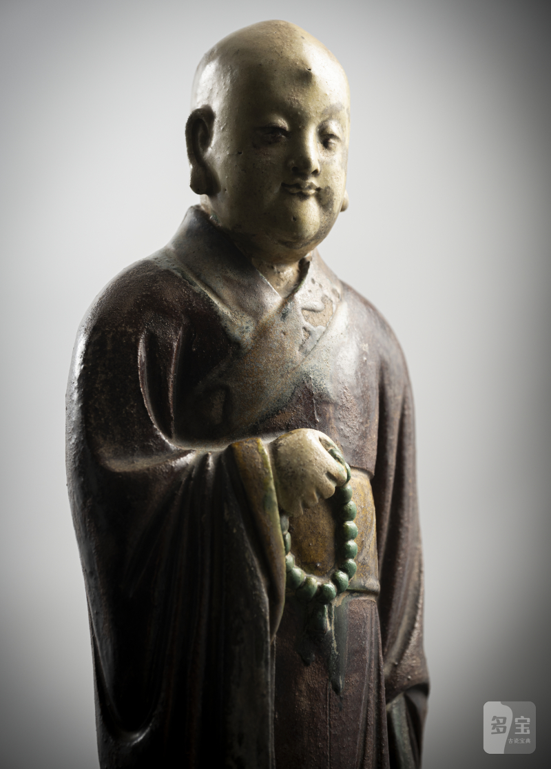 A ceramic figure of a standing monk - 图3